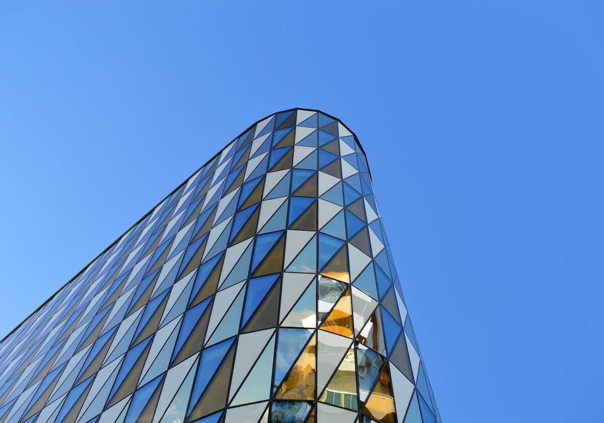 觅圈把句子拉回地面：先问主语有没有落回地面，再把引用补完整（口径先写）